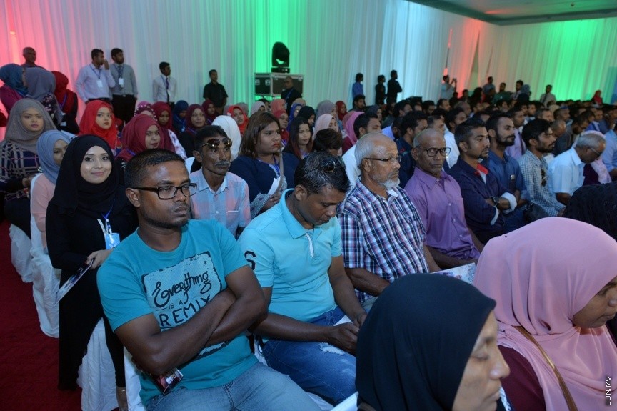 30 ޖެނުވަރީ: ނުކުޅެދުންތެރިކަން ހުންނަ 157 މީހަކަށް ސަރުކާރުގެ 18 ކުންފުންޏަކުން ވަޒީފާ ހަމަޖެއްސުމަށް މިއަދު ދަރުބާރުގޭގައި ބޭއްވި ރަސްމިއްޔާތުގެ ތެރެއިން---ފޮޓޯ/ ރައީސް އޮފީސް