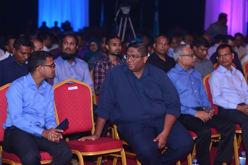 1 ފެބްރުއަރީ 2017: ވަޒީފާތަކަށް ދިވެހި ޒުވާނުންނާއި އަންހެނުން ބާރުވެރިކުރުމުގެ ގޮތުން 1000 ފޮޓޯގްރަފަރުން ތަމްރީނު ކުރުމުގެ ޕްރޮގްރާމް ރަސްމީކޮށް ފެށުމަށް މިރޭ ދަރުބާރުގޭގައި ބޭއްވި ރަސްމިއްޔާތުގެ ތެރެއިން---ސަން ފޮޓޯ/ މުހައްމަދު އަފްރާހް 
