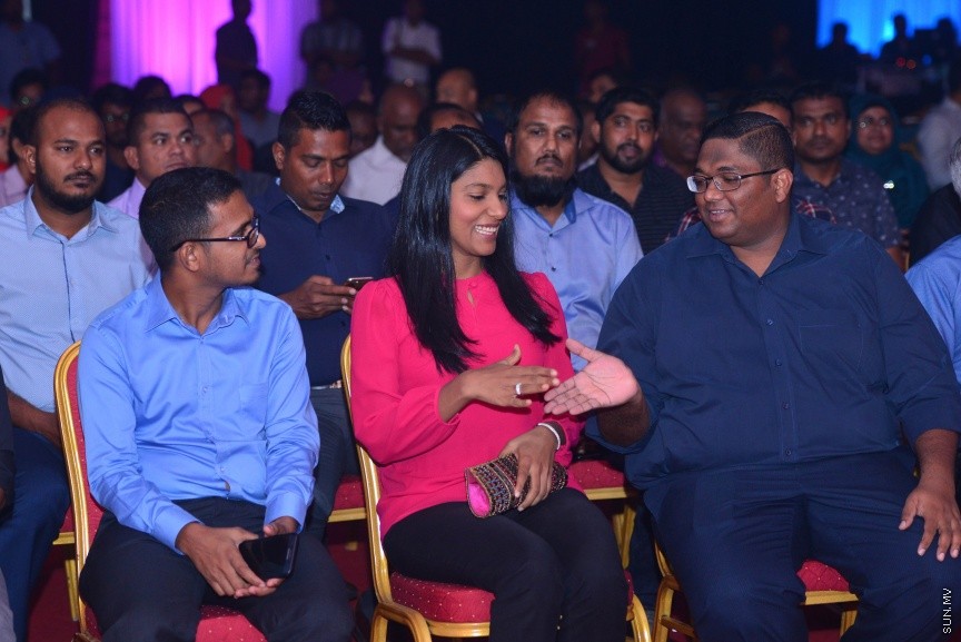 1 ފެބްރުއަރީ 2017: ވަޒީފާތަކަށް ދިވެހި ޒުވާނުންނާއި އަންހެނުން ބާރުވެރިކުރުމުގެ ގޮތުން 1000 ފޮޓޯގްރަފަރުން ތަމްރީނު ކުރުމުގެ ޕްރޮގްރާމް ރަސްމީކޮށް ފެށުމަށް މިރޭ ދަރުބާރުގޭގައި ބޭއްވި ރަސްމިއްޔާތުގެ ތެރެއިން---ސަން ފޮޓޯ/ މުހައްމަދު އަފްރާހް 