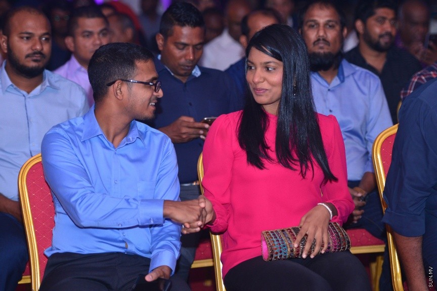 1 ފެބްރުއަރީ 2017: ވަޒީފާތަކަށް ދިވެހި ޒުވާނުންނާއި އަންހެނުން ބާރުވެރިކުރުމުގެ ގޮތުން 1000 ފޮޓޯގްރަފަރުން ތަމްރީނު ކުރުމުގެ ޕްރޮގްރާމް ރަސްމީކޮށް ފެށުމަށް މިރޭ ދަރުބާރުގޭގައި ބޭއްވި ރަސްމިއްޔާތުގެ ތެރެއިން---ސަން ފޮޓޯ/ މުހައްމަދު އަފްރާހް 