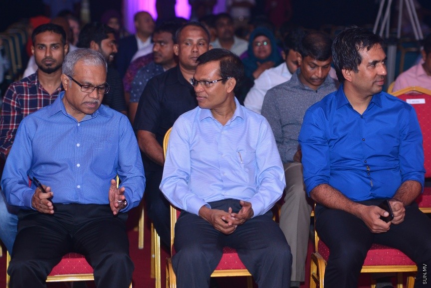 1 ފެބްރުއަރީ 2017: ވަޒީފާތަކަށް ދިވެހި ޒުވާނުންނާއި އަންހެނުން ބާރުވެރިކުރުމުގެ ގޮތުން 1000 ފޮޓޯގްރަފަރުން ތަމްރީނު ކުރުމުގެ ޕްރޮގްރާމް ރަސްމީކޮށް ފެށުމަށް މިރޭ ދަރުބާރުގޭގައި ބޭއްވި ރަސްމިއްޔާތުގެ ތެރެއިން---ސަން ފޮޓޯ/ މުހައްމަދު އަފްރާހް 