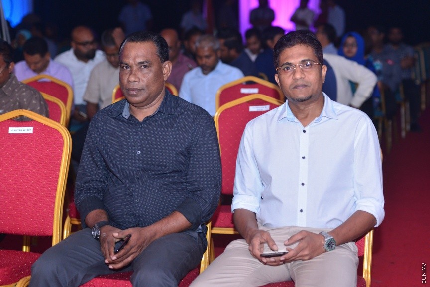 1 ފެބްރުއަރީ 2017: ވަޒީފާތަކަށް ދިވެހި ޒުވާނުންނާއި އަންހެނުން ބާރުވެރިކުރުމުގެ ގޮތުން 1000 ފޮޓޯގްރަފަރުން ތަމްރީނު ކުރުމުގެ ޕްރޮގްރާމް ރަސްމީކޮށް ފެށުމަށް މިރޭ ދަރުބާރުގޭގައި ބޭއްވި ރަސްމިއްޔާތުގެ ތެރެއިން---ސަން ފޮޓޯ/ މުހައްމަދު އަފްރާހް 