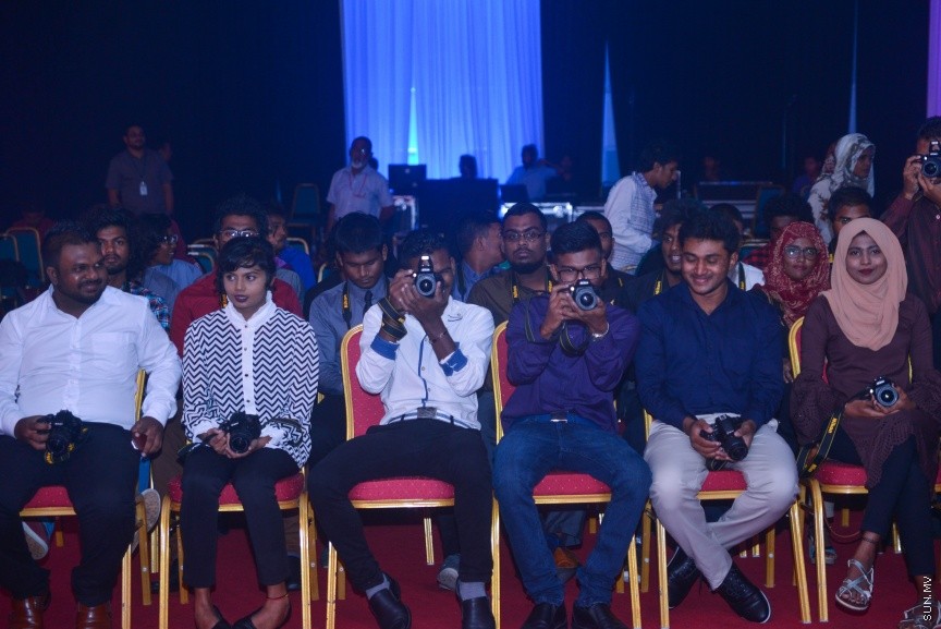 1 ފެބްރުއަރީ 2017: ވަޒީފާތަކަށް ދިވެހި ޒުވާނުންނާއި އަންހެނުން ބާރުވެރިކުރުމުގެ ގޮތުން 1000 ފޮޓޯގްރަފަރުން ތަމްރީނު ކުރުމުގެ ޕްރޮގްރާމް ރަސްމީކޮށް ފެށުމަށް މިރޭ ދަރުބާރުގޭގައި ބޭއްވި ރަސްމިއްޔާތުގެ ތެރެއިން---ސަން ފޮޓޯ/ މުހައްމަދު އަފްރާހް 