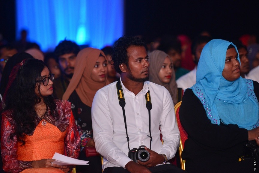 1 ފެބްރުއަރީ 2017: ވަޒީފާތަކަށް ދިވެހި ޒުވާނުންނާއި އަންހެނުން ބާރުވެރިކުރުމުގެ ގޮތުން 1000 ފޮޓޯގްރަފަރުން ތަމްރީނު ކުރުމުގެ ޕްރޮގްރާމް ރަސްމީކޮށް ފެށުމަށް މިރޭ ދަރުބާރުގޭގައި ބޭއްވި ރަސްމިއްޔާތުގެ ތެރެއިން---ސަން ފޮޓޯ/ މުހައްމަދު އަފްރާހް 