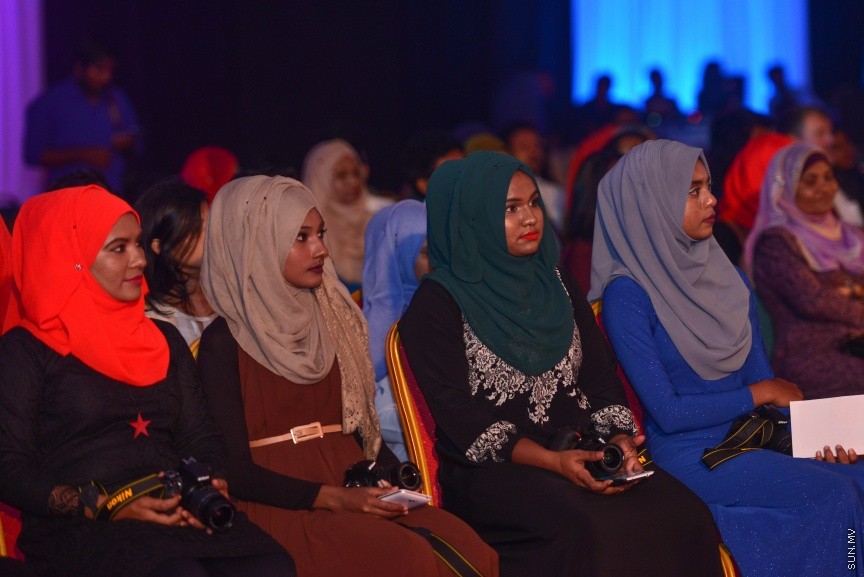 1 ފެބްރުއަރީ 2017: ވަޒީފާތަކަށް ދިވެހި ޒުވާނުންނާއި އަންހެނުން ބާރުވެރިކުރުމުގެ ގޮތުން 1000 ފޮޓޯގްރަފަރުން ތަމްރީނު ކުރުމުގެ ޕްރޮގްރާމް ރަސްމީކޮށް ފެށުމަށް މިރޭ ދަރުބާރުގޭގައި ބޭއްވި ރަސްމިއްޔާތުގެ ތެރެއިން---ސަން ފޮޓޯ/ މުހައްމަދު އަފްރާހް 