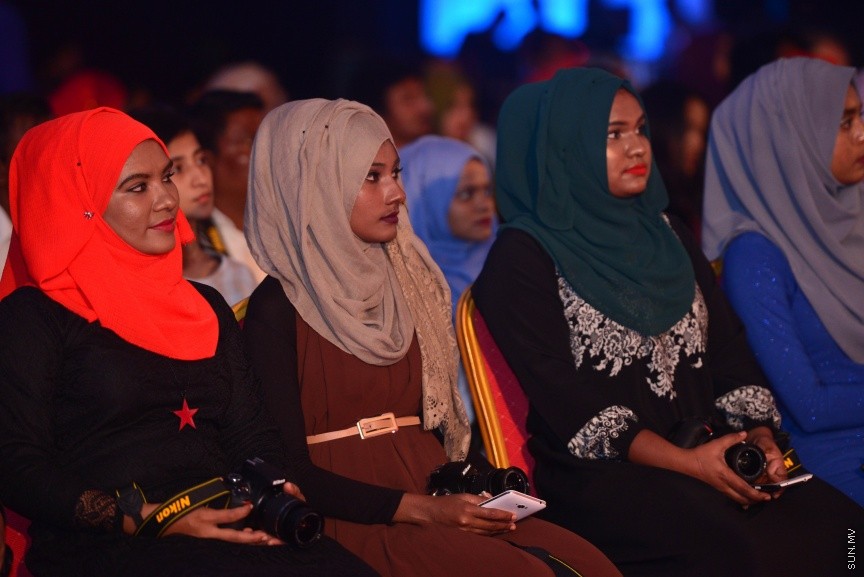 1 ފެބްރުއަރީ 2017: ވަޒީފާތަކަށް ދިވެހި ޒުވާނުންނާއި އަންހެނުން ބާރުވެރިކުރުމުގެ ގޮތުން 1000 ފޮޓޯގްރަފަރުން ތަމްރީނު ކުރުމުގެ ޕްރޮގްރާމް ރަސްމީކޮށް ފެށުމަށް މިރޭ ދަރުބާރުގޭގައި ބޭއްވި ރަސްމިއްޔާތުގެ ތެރެއިން---ސަން ފޮޓޯ/ މުހައްމަދު އަފްރާހް 
