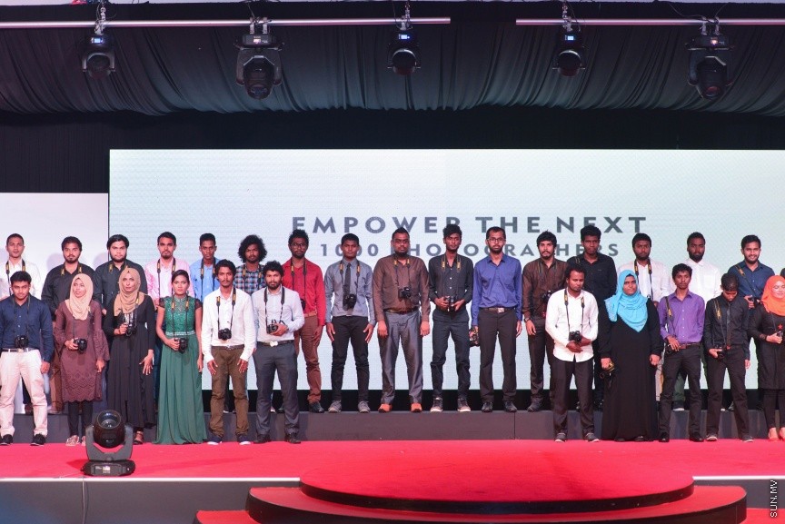 1 ފެބްރުއަރީ 2017: ވަޒީފާތަކަށް ދިވެހި ޒުވާނުންނާއި އަންހެނުން ބާރުވެރިކުރުމުގެ ގޮތުން 1000 ފޮޓޯގްރަފަރުން ތަމްރީނު ކުރުމުގެ ޕްރޮގްރާމް ރަސްމީކޮށް ފެށުމަށް މިރޭ ދަރުބާރުގޭގައި ބޭއްވި ރަސްމިއްޔާތުގެ ތެރެއިން---ސަން ފޮޓޯ/ މުހައްމަދު އަފްރާހް 