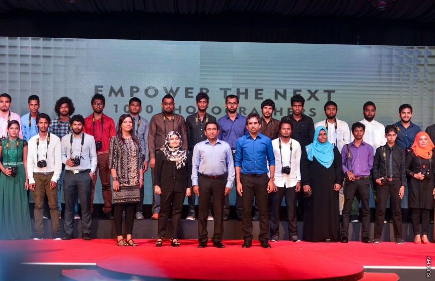 1 ފެބްރުއަރީ 2017: ވަޒީފާތަކަށް ދިވެހި ޒުވާނުންނާއި އަންހެނުން ބާރުވެރިކުރުމުގެ ގޮތުން 1000 ފޮޓޯގްރަފަރުން ތަމްރީނު ކުރުމުގެ ޕްރޮގްރާމް ރަސްމީކޮށް ފެށުމަށް މިރޭ ދަރުބާރުގޭގައި ބޭއްވި ރަސްމިއްޔާތުގެ ތެރެއިން---ސަން ފޮޓޯ/ މުހައްމަދު އަފްރާހް 