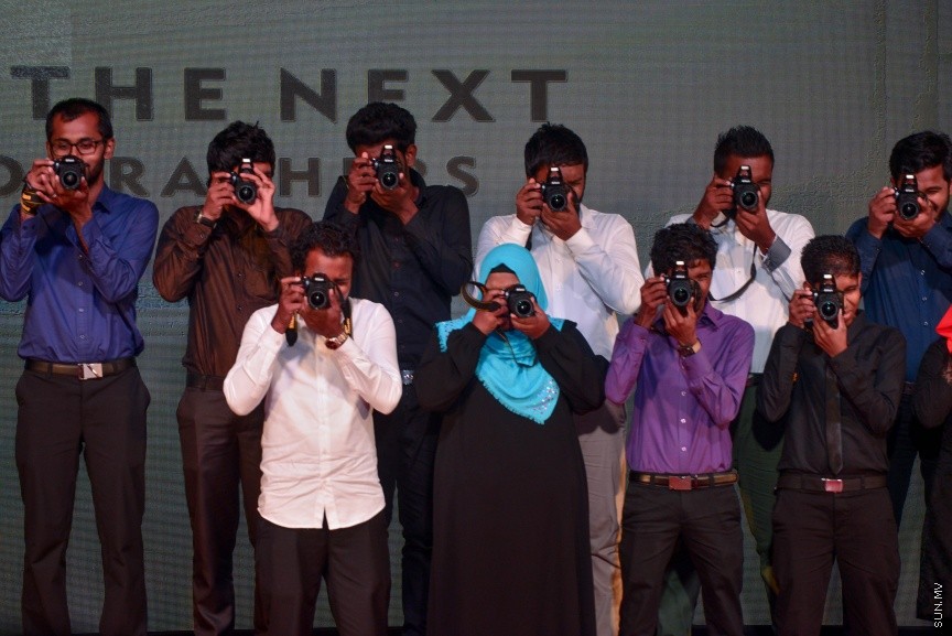 1 ފެބްރުއަރީ 2017: ވަޒީފާތަކަށް ދިވެހި ޒުވާނުންނާއި އަންހެނުން ބާރުވެރިކުރުމުގެ ގޮތުން 1000 ފޮޓޯގްރަފަރުން ތަމްރީނު ކުރުމުގެ ޕްރޮގްރާމް ރަސްމީކޮށް ފެށުމަށް މިރޭ ދަރުބާރުގޭގައި ބޭއްވި ރަސްމިއްޔާތުގެ ތެރެއިން---ސަން ފޮޓޯ/ މުހައްމަދު އަފްރާހް 