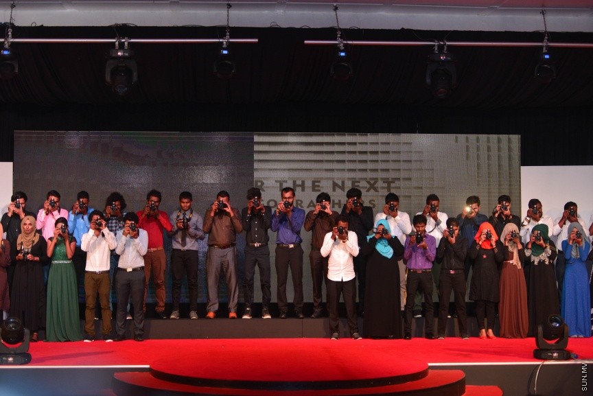 1 ފެބްރުއަރީ 2017: ވަޒީފާތަކަށް ދިވެހި ޒުވާނުންނާއި އަންހެނުން ބާރުވެރިކުރުމުގެ ގޮތުން 1000 ފޮޓޯގްރަފަރުން ތަމްރީނު ކުރުމުގެ ޕްރޮގްރާމް ރަސްމީކޮށް ފެށުމަށް މިރޭ ދަރުބާރުގޭގައި ބޭއްވި ރަސްމިއްޔާތުގެ ތެރެއިން---ސަން ފޮޓޯ/ މުހައްމަދު އަފްރާހް 