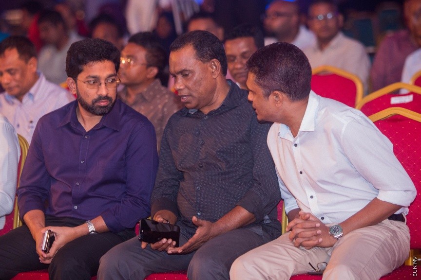 1 ފެބްރުއަރީ 2017: ވަޒީފާތަކަށް ދިވެހި ޒުވާނުންނާއި އަންހެނުން ބާރުވެރިކުރުމުގެ ގޮތުން 1000 ފޮޓޯގްރަފަރުން ތަމްރީނު ކުރުމުގެ ޕްރޮގްރާމް ރަސްމީކޮށް ފެށުމަށް މިރޭ ދަރުބާރުގޭގައި ބޭއްވި ރަސްމިއްޔާތުގެ ތެރެއިން---ސަން ފޮޓޯ/ މުހައްމަދު އަފްރާހް 
