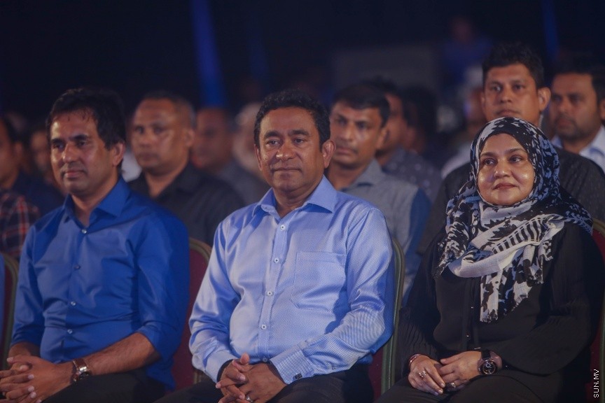 1 ފެބްރުއަރީ 2017: ވަޒީފާތަކަށް ދިވެހި ޒުވާނުންނާއި އަންހެނުން ބާރުވެރިކުރުމުގެ ގޮތުން 1000 ފޮޓޯގްރަފަރުން ތަމްރީނު ކުރުމުގެ ޕްރޮގްރާމް ރަސްމީކޮށް ފެށުމަށް މިރޭ ދަރުބާރުގޭގައި ބޭއްވި ރަސްމިއްޔާތުގެ ތެރެއިން---ސަން ފޮޓޯ/ މުހައްމަދު އަފްރާހް 