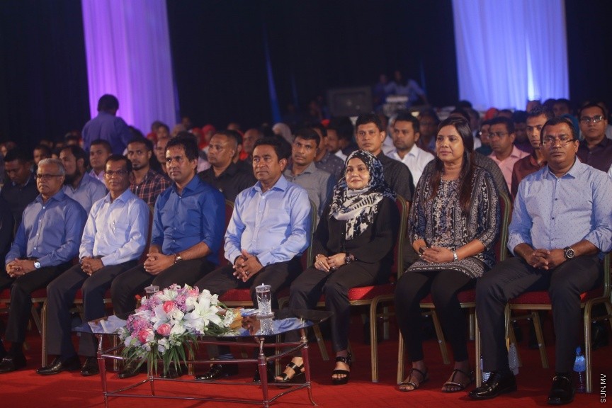 1 ފެބްރުއަރީ 2017: ވަޒީފާތަކަށް ދިވެހި ޒުވާނުންނާއި އަންހެނުން ބާރުވެރިކުރުމުގެ ގޮތުން 1000 ފޮޓޯގްރަފަރުން ތަމްރީނު ކުރުމުގެ ޕްރޮގްރާމް ރަސްމީކޮށް ފެށުމަށް މިރޭ ދަރުބާރުގޭގައި ބޭއްވި ރަސްމިއްޔާތުގެ ތެރެއިން---ސަން ފޮޓޯ/ މުހައްމަދު އަފްރާހް 