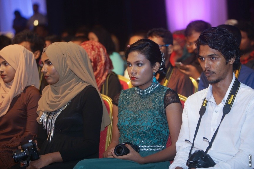 1 ފެބްރުއަރީ 2017: ވަޒީފާތަކަށް ދިވެހި ޒުވާނުންނާއި އަންހެނުން ބާރުވެރިކުރުމުގެ ގޮތުން 1000 ފޮޓޯގްރަފަރުން ތަމްރީނު ކުރުމުގެ ޕްރޮގްރާމް ރަސްމީކޮށް ފެށުމަށް މިރޭ ދަރުބާރުގޭގައި ބޭއްވި ރަސްމިއްޔާތުގެ ތެރެއިން---ސަން ފޮޓޯ/ މުހައްމަދު އަފްރާހް 