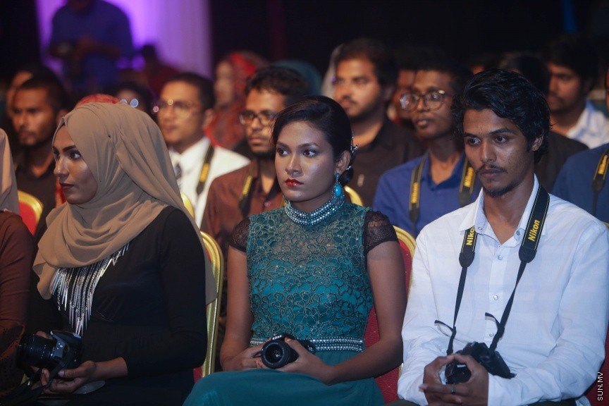 1 ފެބްރުއަރީ 2017: ވަޒީފާތަކަށް ދިވެހި ޒުވާނުންނާއި އަންހެނުން ބާރުވެރިކުރުމުގެ ގޮތުން 1000 ފޮޓޯގްރަފަރުން ތަމްރީނު ކުރުމުގެ ޕްރޮގްރާމް ރަސްމީކޮށް ފެށުމަށް މިރޭ ދަރުބާރުގޭގައި ބޭއްވި ރަސްމިއްޔާތުގެ ތެރެއިން---ސަން ފޮޓޯ/ މުހައްމަދު އަފްރާހް 