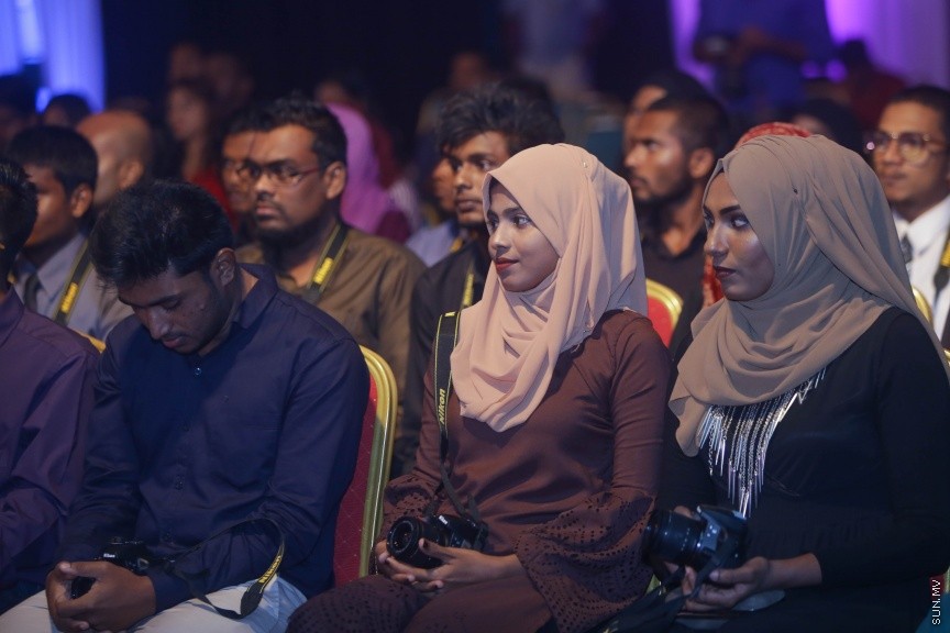 1 ފެބްރުއަރީ 2017: ވަޒީފާތަކަށް ދިވެހި ޒުވާނުންނާއި އަންހެނުން ބާރުވެރިކުރުމުގެ ގޮތުން 1000 ފޮޓޯގްރަފަރުން ތަމްރީނު ކުރުމުގެ ޕްރޮގްރާމް ރަސްމީކޮށް ފެށުމަށް މިރޭ ދަރުބާރުގޭގައި ބޭއްވި ރަސްމިއްޔާތުގެ ތެރެއިން---ސަން ފޮޓޯ/ މުހައްމަދު އަފްރާހް 