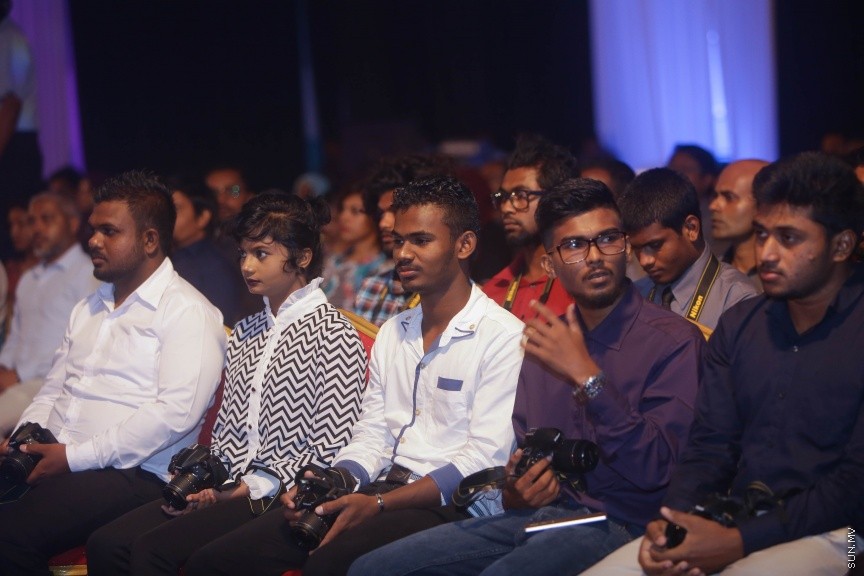 1 ފެބްރުއަރީ 2017: ވަޒީފާތަކަށް ދިވެހި ޒުވާނުންނާއި އަންހެނުން ބާރުވެރިކުރުމުގެ ގޮތުން 1000 ފޮޓޯގްރަފަރުން ތަމްރީނު ކުރުމުގެ ޕްރޮގްރާމް ރަސްމީކޮށް ފެށުމަށް މިރޭ ދަރުބާރުގޭގައި ބޭއްވި ރަސްމިއްޔާތުގެ ތެރެއިން---ސަން ފޮޓޯ/ މުހައްމަދު އަފްރާހް 