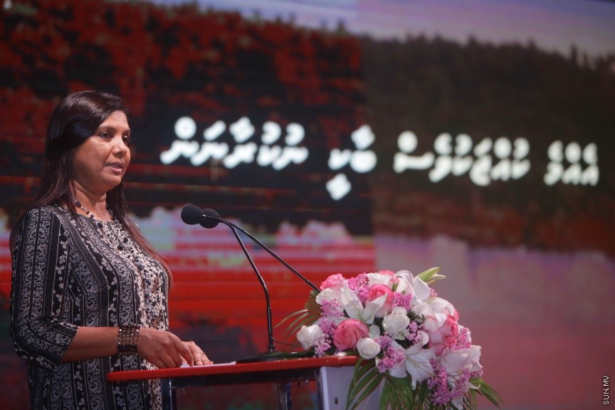 1 ފެބްރުއަރީ 2017: ވަޒީފާތަކަށް ދިވެހި ޒުވާނުންނާއި އަންހެނުން ބާރުވެރިކުރުމުގެ ގޮތުން 1000 ފޮޓޯގްރަފަރުން ތަމްރީނު ކުރުމުގެ ޕްރޮގްރާމް ރަސްމީކޮށް ފެށުމަށް މިރޭ ދަރުބާރުގޭގައި ބޭއްވި ރަސްމިއްޔާތުގެ ތެރެއިން---ސަން ފޮޓޯ/ މުހައްމަދު އަފްރާހް 