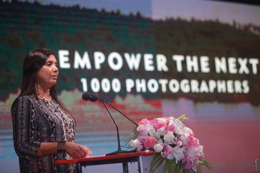 1 ފެބްރުއަރީ 2017: ވަޒީފާތަކަށް ދިވެހި ޒުވާނުންނާއި އަންހެނުން ބާރުވެރިކުރުމުގެ ގޮތުން 1000 ފޮޓޯގްރަފަރުން ތަމްރީނު ކުރުމުގެ ޕްރޮގްރާމް ރަސްމީކޮށް ފެށުމަށް މިރޭ ދަރުބާރުގޭގައި ބޭއްވި ރަސްމިއްޔާތުގެ ތެރެއިން---ސަން ފޮޓޯ/ މުހައްމަދު އަފްރާހް 