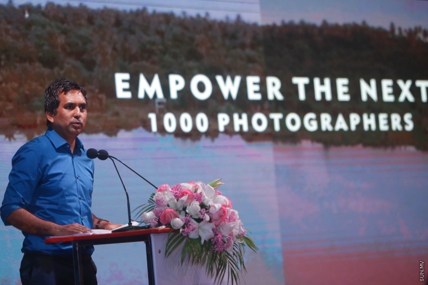 1 ފެބްރުއަރީ 2017: ވަޒީފާތަކަށް ދިވެހި ޒުވާނުންނާއި އަންހެނުން ބާރުވެރިކުރުމުގެ ގޮތުން 1000 ފޮޓޯގްރަފަރުން ތަމްރީނު ކުރުމުގެ ޕްރޮގްރާމް ރަސްމީކޮށް ފެށުމަށް މިރޭ ދަރުބާރުގޭގައި ބޭއްވި ރަސްމިއްޔާތުގެ ތެރެއިން---ސަން ފޮޓޯ/ މުހައްމަދު އަފްރާހް 