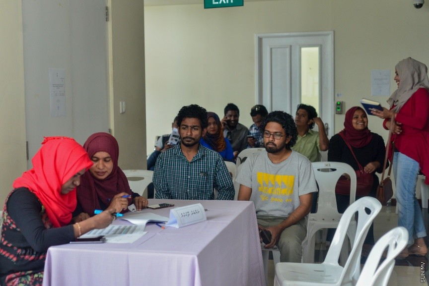 4 ފެބްރުއަރީ 2017: މީޑިއާ ކައުންސިލްގެ ހުސްވެފައިވާ ގޮނޑިއައް މެމްބަރަކު އިންތިހާބް ކުރުން: 34 ވޯޓްގެ ތަފާތުން ބައި އިލެކްޝަން ކާމިޔާބު ކުރީ ރާއްޖެ ޓީވީގެ ނިއުސް ޑިރެކްޓަރ އަލީ ޔޫސުފް---ސަން ފޮޓޯ/ މުހައްމަދު އަފްރާހް