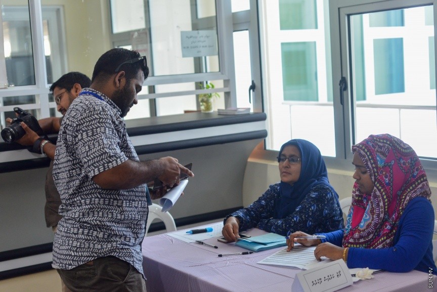 4 ފެބްރުއަރީ 2017: މީޑިއާ ކައުންސިލްގެ ހުސްވެފައިވާ ގޮނޑިއައް މެމްބަރަކު އިންތިހާބް ކުރުން: 34 ވޯޓްގެ ތަފާތުން ބައި އިލެކްޝަން ކާމިޔާބު ކުރީ ރާއްޖެ ޓީވީގެ ނިއުސް ޑިރެކްޓަރ އަލީ ޔޫސުފް---ސަން ފޮޓޯ/ މުހައްމަދު އަފްރާހް