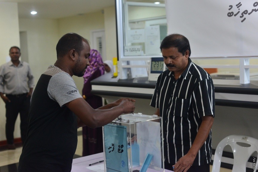 4 ފެބްރުއަރީ 2017: މީޑިއާ ކައުންސިލްގެ ހުސްވެފައިވާ ގޮނޑިއައް މެމްބަރަކު އިންތިހާބް ކުރުން: 34 ވޯޓްގެ ތަފާތުން ބައި އިލެކްޝަން ކާމިޔާބު ކުރީ ރާއްޖެ ޓީވީގެ ނިއުސް ޑިރެކްޓަރ އަލީ ޔޫސުފް---ސަން ފޮޓޯ/ މުހައްމަދު އަފްރާހް
