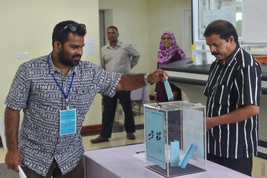4 ފެބްރުއަރީ 2017: މީޑިއާ ކައުންސިލްގެ ހުސްވެފައިވާ ގޮނޑިއައް މެމްބަރަކު އިންތިހާބް ކުރުން: 34 ވޯޓްގެ ތަފާތުން ބައި އިލެކްޝަން ކާމިޔާބު ކުރީ ރާއްޖެ ޓީވީގެ ނިއުސް ޑިރެކްޓަރ އަލީ ޔޫސުފް---ސަން ފޮޓޯ/ މުހައްމަދު އަފްރާހް