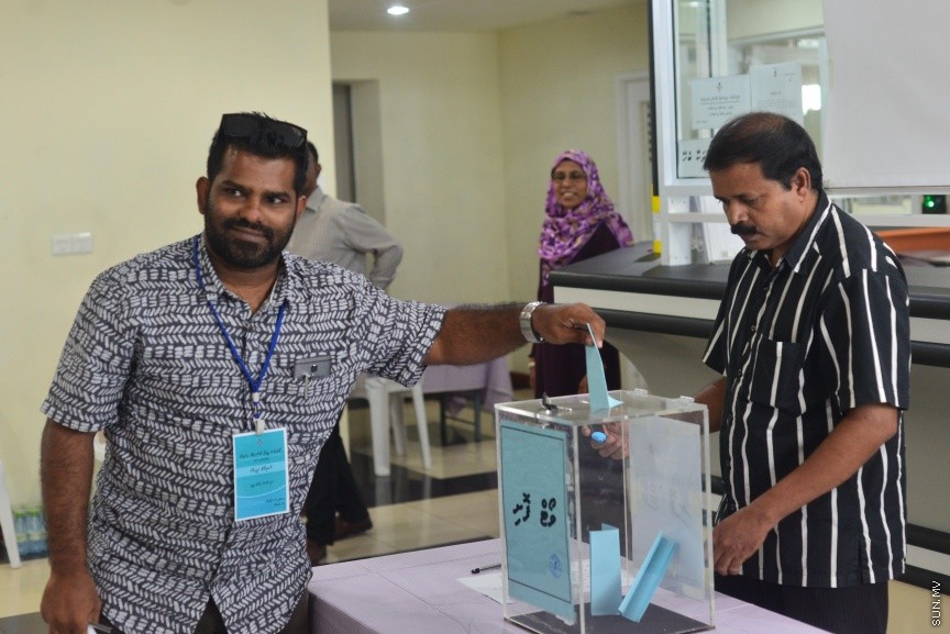 4 ފެބްރުއަރީ 2017: މީޑިއާ ކައުންސިލްގެ ހުސްވެފައިވާ ގޮނޑިއައް މެމްބަރަކު އިންތިހާބް ކުރުން: 34 ވޯޓްގެ ތަފާތުން ބައި އިލެކްޝަން ކާމިޔާބު ކުރީ ރާއްޖެ ޓީވީގެ ނިއުސް ޑިރެކްޓަރ އަލީ ޔޫސުފް---ސަން ފޮޓޯ/ މުހައްމަދު އަފްރާހް