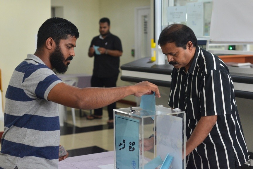 4 ފެބްރުއަރީ 2017: މީޑިއާ ކައުންސިލްގެ ހުސްވެފައިވާ ގޮނޑިއައް މެމްބަރަކު އިންތިހާބް ކުރުން: 34 ވޯޓްގެ ތަފާތުން ބައި އިލެކްޝަން ކާމިޔާބު ކުރީ ރާއްޖެ ޓީވީގެ ނިއުސް ޑިރެކްޓަރ އަލީ ޔޫސުފް---ސަން ފޮޓޯ/ މުހައްމަދު އަފްރާހް