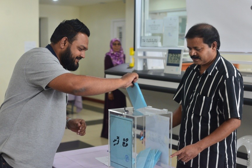 4 ފެބްރުއަރީ 2017: މީޑިއާ ކައުންސިލްގެ ހުސްވެފައިވާ ގޮނޑިއައް މެމްބަރަކު އިންތިހާބް ކުރުން: 34 ވޯޓްގެ ތަފާތުން ބައި އިލެކްޝަން ކާމިޔާބު ކުރީ ރާއްޖެ ޓީވީގެ ނިއުސް ޑިރެކްޓަރ އަލީ ޔޫސުފް---ސަން ފޮޓޯ/ މުހައްމަދު އަފްރާހް