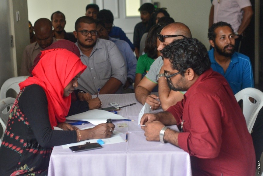 4 ފެބްރުއަރީ 2017: މީޑިއާ ކައުންސިލްގެ ހުސްވެފައިވާ ގޮނޑިއައް މެމްބަރަކު އިންތިހާބް ކުރުން: 34 ވޯޓްގެ ތަފާތުން ބައި އިލެކްޝަން ކާމިޔާބު ކުރީ ރާއްޖެ ޓީވީގެ ނިއުސް ޑިރެކްޓަރ އަލީ ޔޫސުފް---ސަން ފޮޓޯ/ މުހައްމަދު އަފްރާހް