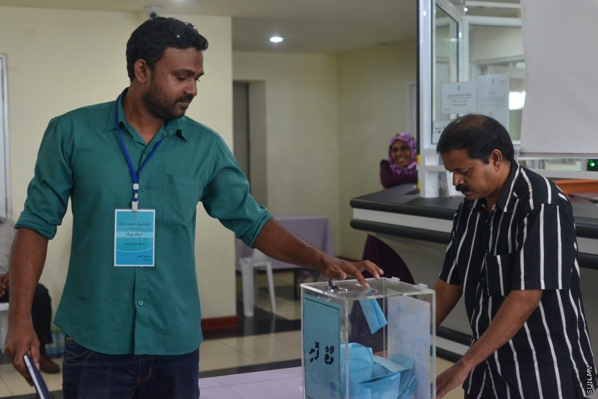4 ފެބްރުއަރީ 2017: މީޑިއާ ކައުންސިލްގެ ހުސްވެފައިވާ ގޮނޑިއައް މެމްބަރަކު އިންތިހާބް ކުރުން: 34 ވޯޓްގެ ތަފާތުން ބައި އިލެކްޝަން ކާމިޔާބު ކުރީ ރާއްޖެ ޓީވީގެ ނިއުސް ޑިރެކްޓަރ އަލީ ޔޫސުފް---ސަން ފޮޓޯ/ މުހައްމަދު އަފްރާހް