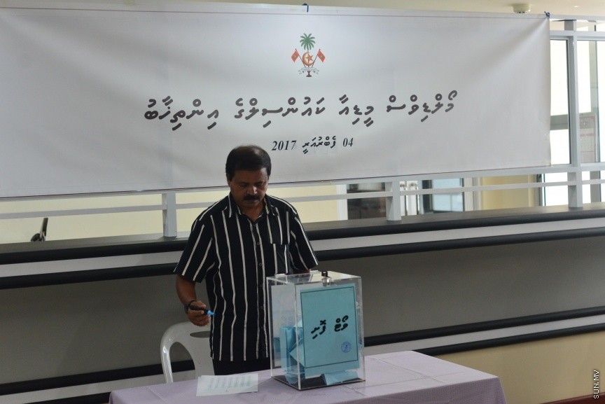 4 ފެބްރުއަރީ 2017: މީޑިއާ ކައުންސިލްގެ ހުސްވެފައިވާ ގޮނޑިއައް މެމްބަރަކު އިންތިހާބް ކުރުން: 34 ވޯޓްގެ ތަފާތުން ބައި އިލެކްޝަން ކާމިޔާބު ކުރީ ރާއްޖެ ޓީވީގެ ނިއުސް ޑިރެކްޓަރ އަލީ ޔޫސުފް---ސަން ފޮޓޯ/ މުހައްމަދު އަފްރާހް