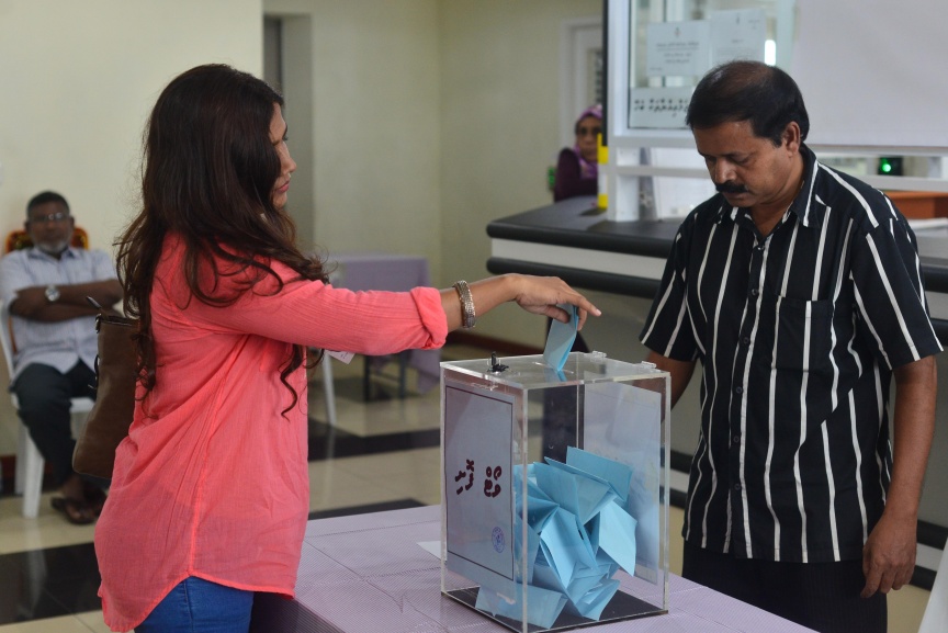 4 ފެބްރުއަރީ 2017: މީޑިއާ ކައުންސިލްގެ ހުސްވެފައިވާ ގޮނޑިއައް މެމްބަރަކު އިންތިހާބް ކުރުން: 34 ވޯޓްގެ ތަފާތުން ބައި އިލެކްޝަން ކާމިޔާބު ކުރީ ރާއްޖެ ޓީވީގެ ނިއުސް ޑިރެކްޓަރ އަލީ ޔޫސުފް---ސަން ފޮޓޯ/ މުހައްމަދު އަފްރާހް