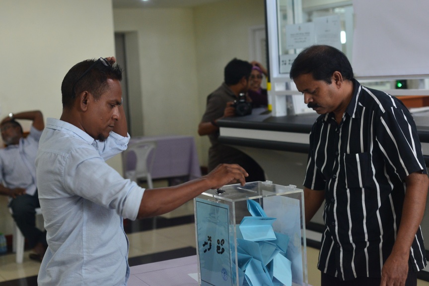 4 ފެބްރުއަރީ 2017: މީޑިއާ ކައުންސިލްގެ ހުސްވެފައިވާ ގޮނޑިއައް މެމްބަރަކު އިންތިހާބް ކުރުން: 34 ވޯޓްގެ ތަފާތުން ބައި އިލެކްޝަން ކާމިޔާބު ކުރީ ރާއްޖެ ޓީވީގެ ނިއުސް ޑިރެކްޓަރ އަލީ ޔޫސުފް---ސަން ފޮޓޯ/ މުހައްމަދު އަފްރާހް