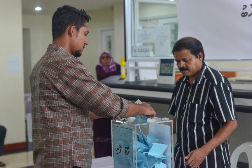 4 ފެބްރުއަރީ 2017: މީޑިއާ ކައުންސިލްގެ ހުސްވެފައިވާ ގޮނޑިއައް މެމްބަރަކު އިންތިހާބް ކުރުން: 34 ވޯޓްގެ ތަފާތުން ބައި އިލެކްޝަން ކާމިޔާބު ކުރީ ރާއްޖެ ޓީވީގެ ނިއުސް ޑިރެކްޓަރ އަލީ ޔޫސުފް---ސަން ފޮޓޯ/ މުހައްމަދު އަފްރާހް