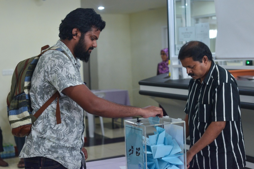 4 ފެބްރުއަރީ 2017: މީޑިއާ ކައުންސިލްގެ ހުސްވެފައިވާ ގޮނޑިއައް މެމްބަރަކު އިންތިހާބް ކުރުން: 34 ވޯޓްގެ ތަފާތުން ބައި އިލެކްޝަން ކާމިޔާބު ކުރީ ރާއްޖެ ޓީވީގެ ނިއުސް ޑިރެކްޓަރ އަލީ ޔޫސުފް---ސަން ފޮޓޯ/ މުހައްމަދު އަފްރާހް