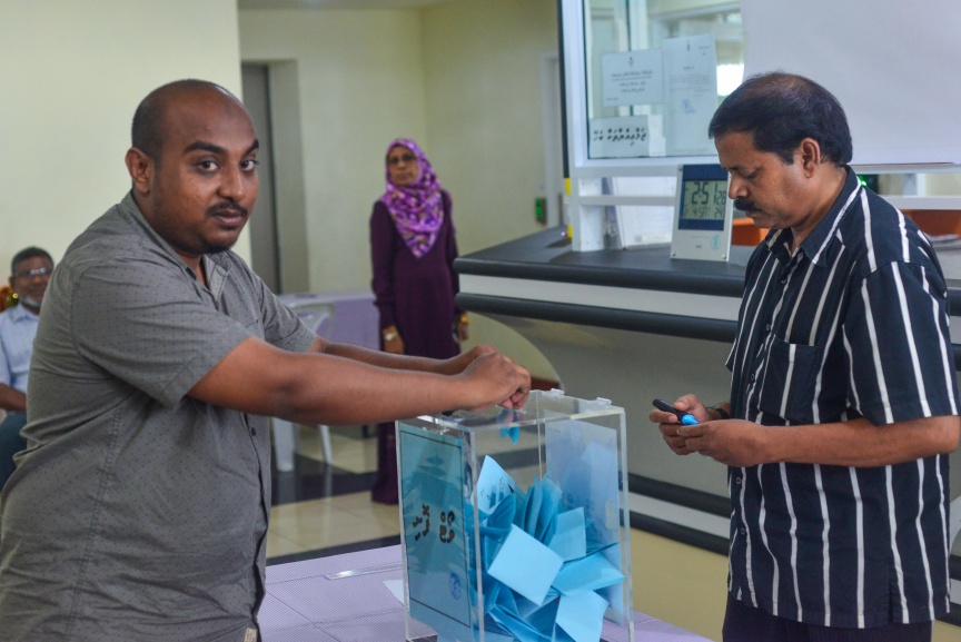 4 ފެބްރުއަރީ 2017: މީޑިއާ ކައުންސިލްގެ ހުސްވެފައިވާ ގޮނޑިއައް މެމްބަރަކު އިންތިހާބް ކުރުން: 34 ވޯޓްގެ ތަފާތުން ބައި އިލެކްޝަން ކާމިޔާބު ކުރީ ރާއްޖެ ޓީވީގެ ނިއުސް ޑިރެކްޓަރ އަލީ ޔޫސުފް---ސަން ފޮޓޯ/ މުހައްމަދު އަފްރާހް