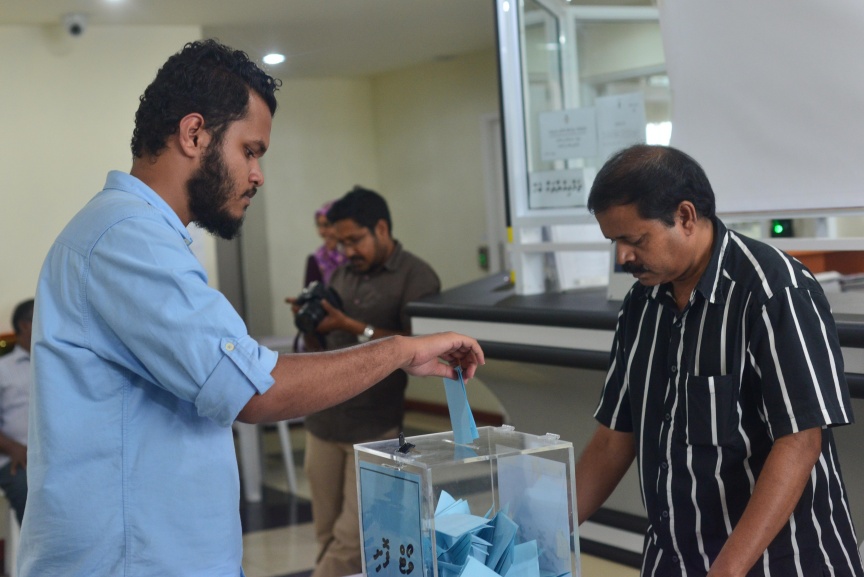 4 ފެބްރުއަރީ 2017: މީޑިއާ ކައުންސިލްގެ ހުސްވެފައިވާ ގޮނޑިއައް މެމްބަރަކު އިންތިހާބް ކުރުން: 34 ވޯޓްގެ ތަފާތުން ބައި އިލެކްޝަން ކާމިޔާބު ކުރީ ރާއްޖެ ޓީވީގެ ނިއުސް ޑިރެކްޓަރ އަލީ ޔޫސުފް---ސަން ފޮޓޯ/ މުހައްމަދު އަފްރާހް