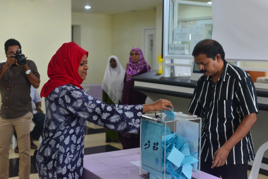 4 ފެބްރުއަރީ 2017: މީޑިއާ ކައުންސިލްގެ ހުސްވެފައިވާ ގޮނޑިއައް މެމްބަރަކު އިންތިހާބް ކުރުން: 34 ވޯޓްގެ ތަފާތުން ބައި އިލެކްޝަން ކާމިޔާބު ކުރީ ރާއްޖެ ޓީވީގެ ނިއުސް ޑިރެކްޓަރ އަލީ ޔޫސުފް---ސަން ފޮޓޯ/ މުހައްމަދު އަފްރާހް