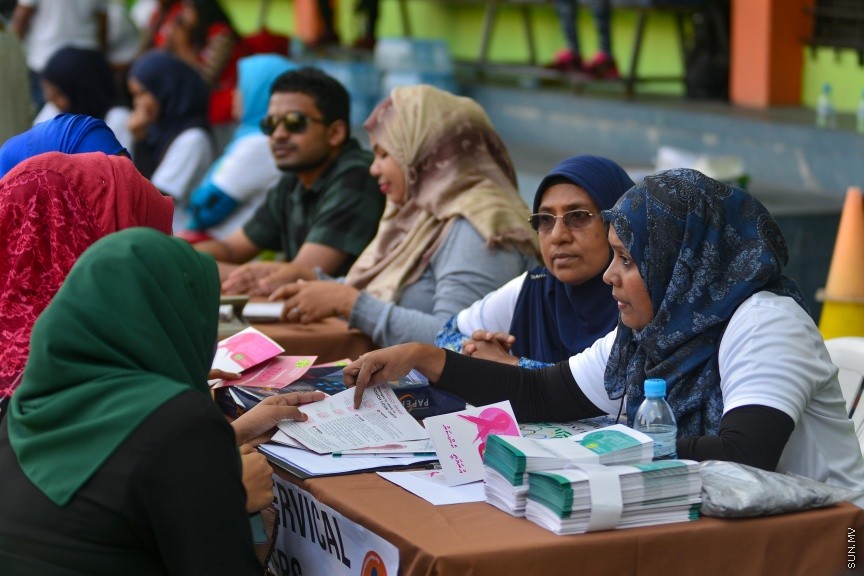 4 ފެބްރުއަރީ 2017: ދުނިޔޭގެ ކެންސަރު ދުވަސް ފާހަގަކުރުމަށް ކެންސަރ ސޮސައިޓީ އޮފް މޯލްޑިވްސްއިން ހެންވޭރު ދަނޑުގައި ކުރިޔަށް ގެންދިޔަ ހަރަކާތުގެ ތެރެއިން---ސަން ފޮޓޯ/ މުހައްމަދު އަފްރާހް