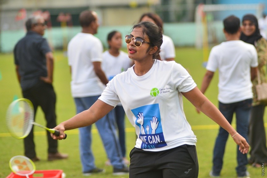 4 ފެބްރުއަރީ 2017: ދުނިޔޭގެ ކެންސަރު ދުވަސް ފާހަގަކުރުމަށް ކެންސަރ ސޮސައިޓީ އޮފް މޯލްޑިވްސްއިން ހެންވޭރު ދަނޑުގައި ކުރިޔަށް ގެންދިޔަ ހަރަކާތުގެ ތެރެއިން---ސަން ފޮޓޯ/ މުހައްމަދު އަފްރާހް