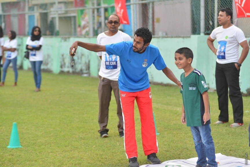 4 ފެބްރުއަރީ 2017: ދުނިޔޭގެ ކެންސަރު ދުވަސް ފާހަގަކުރުމަށް ކެންސަރ ސޮސައިޓީ އޮފް މޯލްޑިވްސްއިން ހެންވޭރު ދަނޑުގައި ކުރިޔަށް ގެންދިޔަ ހަރަކާތުގެ ތެރެއިން---ސަން ފޮޓޯ/ މުހައްމަދު އަފްރާހް