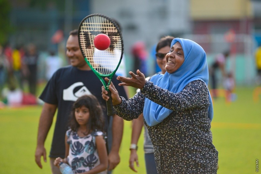 4 ފެބްރުއަރީ 2017: ދުނިޔޭގެ ކެންސަރު ދުވަސް ފާހަގަކުރުމަށް ކެންސަރ ސޮސައިޓީ އޮފް މޯލްޑިވްސްއިން ހެންވޭރު ދަނޑުގައި ކުރިޔަށް ގެންދިޔަ ހަރަކާތުގެ ތެރެއިން---ސަން ފޮޓޯ/ މުހައްމަދު އަފްރާހް