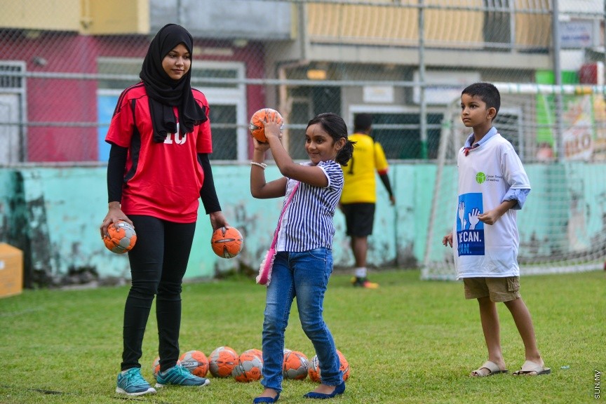 4 ފެބްރުއަރީ 2017: ދުނިޔޭގެ ކެންސަރު ދުވަސް ފާހަގަކުރުމަށް ކެންސަރ ސޮސައިޓީ އޮފް މޯލްޑިވްސްއިން ހެންވޭރު ދަނޑުގައި ކުރިޔަށް ގެންދިޔަ ހަރަކާތުގެ ތެރެއިން---ސަން ފޮޓޯ/ މުހައްމަދު އަފްރާހް