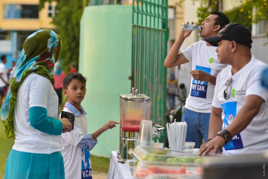 4 ފެބްރުއަރީ 2017: ދުނިޔޭގެ ކެންސަރު ދުވަސް ފާހަގަކުރުމަށް ކެންސަރ ސޮސައިޓީ އޮފް މޯލްޑިވްސްއިން ހެންވޭރު ދަނޑުގައި ކުރިޔަށް ގެންދިޔަ ހަރަކާތުގެ ތެރެއިން---ސަން ފޮޓޯ/ މުހައްމަދު އަފްރާހް