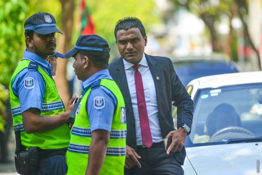 6 ފެބްރުއަރީ 2017: ރައްޔަތުން މަޖިލީސް މި އަހަރަށް ހުޅުވުމަށް ބޭއްވި ފުރަތަމަ ޖަލްސާގައި ރައީސް ޔާމިން ރިޔާސީ ބަޔާން އިއްވާ ދަރުބާރަށް ދައުލަތުގެ އިސްވެރިންނާއި ވަޒީރުންނާއި މަޖިލިސް މެމްބަރުން ވަޑައިގަންނަވަނީ----ސަން ފޮޓޯ/ މުހައްމަދު އަފްރާހް