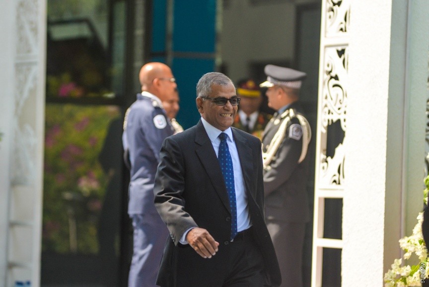 6 ފެބްރުއަރީ 2017: ރައްޔަތުން މަޖިލީސް މި އަހަރަށް ހުޅުވުމަށް ބޭއްވި ފުރަތަމަ ޖަލްސާގައި ރައީސް ޔާމިން ރިޔާސީ ބަޔާން އިއްވެވި ދަރުބާރު ނިންމުމައްފަހު ދައުލަތުގެ އިސްވެރިންނާއި ވަޒީރުންނާއި މަޖިލިސް މެމްބަރުން ވަޑައިގަންނަވަނީ----ސަން ފޮޓޯ/ މުހައްމަދު އަފްރާހް