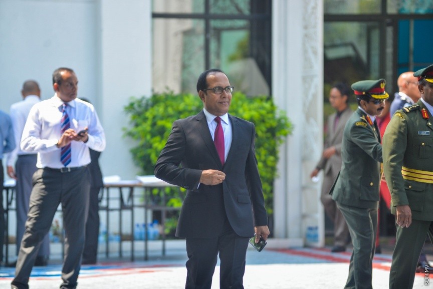 6 ފެބްރުއަރީ 2017: ރައްޔަތުން މަޖިލީސް މި އަހަރަށް ހުޅުވުމަށް ބޭއްވި ފުރަތަމަ ޖަލްސާގައި ރައީސް ޔާމިން ރިޔާސީ ބަޔާން އިއްވެވި ދަރުބާރު ނިންމުމައްފަހު ދައުލަތުގެ އިސްވެރިންނާއި ވަޒީރުންނާއި މަޖިލިސް މެމްބަރުން ވަޑައިގަންނަވަނީ----ސަން ފޮޓޯ/ މުހައްމަދު އަފްރާހް